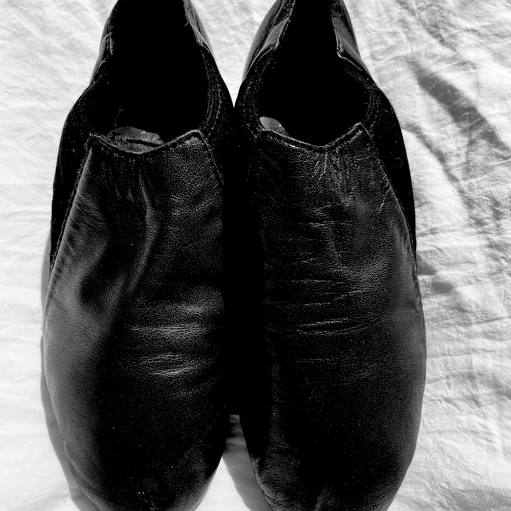 Girls dance shoes— leather with stretch in the middle